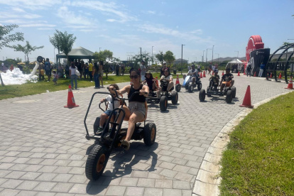 1. Juegos. Las familias disfrutaron de los atractivos que ofrece el parque