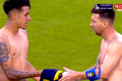 Kendry Páez el 10 de Ecuador ante el 10 de Argentina, Lionel Messi y un intercambio de camiseta soñado.