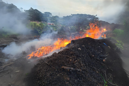 Km 27 vía a la Costa. Alerta de Incendio Forestal Moviliza Amplio Operativo de Respuesta.
