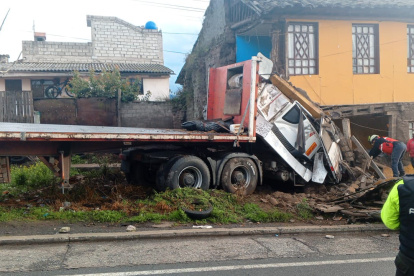 Personal de Bomberos realizó las labores de rescate para sacar al conductor del tráiler