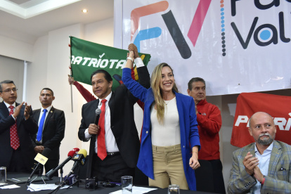Andrea González Nader se unió al Partido Sociedad Patriótica (PSP) y presentó su candidatura presidencial junto a Lucio Gutiérrez.