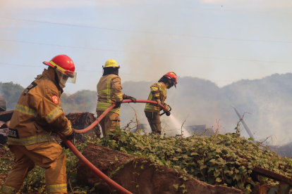 Los uniformados continúan trabajando para controlar el fuego