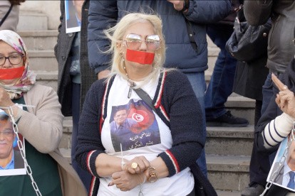 Mouna Ghribi, mujer del exfiscal general del Tribunal de la capital y antiguo juez de instrucción del Tribunal antiterrorista Béchir Akremi, en una protesta.