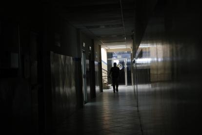 Uno de los pasillos de la Comisión de Tránsito del Ecuador, de las calles Chile y Brasil, centro de Guayaquil.