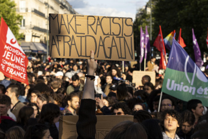 La gente se reúne para protestar contra el partido de derecha francés Agrupación Nacional (Rassemblement National o RN) tras los resultados de las elecciones europeas, en París.