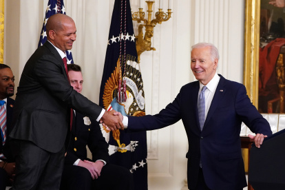 Washington. El Presidente Joe Biden otorgar medalla a Aquilino Gonell, en ceremonia del 6 de enero de 2023.