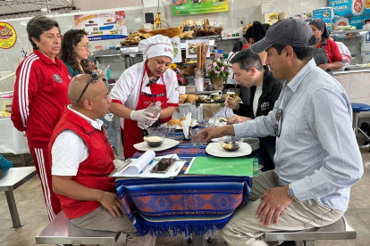 La base del concurso era preparar un postre típico quiteño.