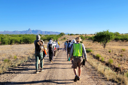 Tucson. Personas participan de la ‘Caminata del migrante’.
