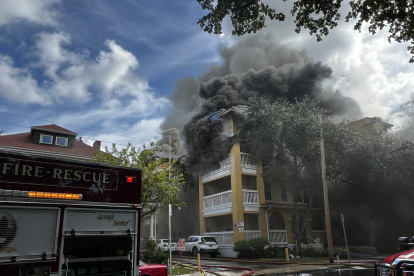 El humo sale del incendio que se desató alrededor de las 8:15 hora local (12:15 GMT) en el edificio Temple Court en el noroeste de la ciudad de Miami, Florida (EE.UU.).