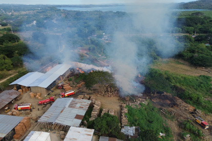 Los bomberos lograron controlar el fuego en la tarde