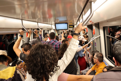 Una de las quejas de los usuarios es la falta de ventilación o aire acondicionado en los trenes.