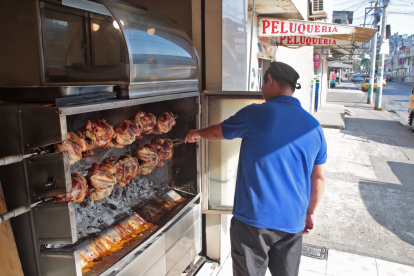 Guayaquil. Así se ve un asadero de pollos, es costumbre que las personas vean cómo se asan al carbón.