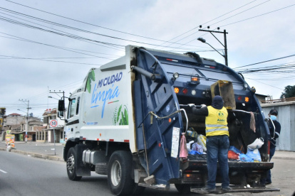 Servicio. El Municipio de Machala paga 34,52 dólares por cada hora de trabajo de un carro recolector.
