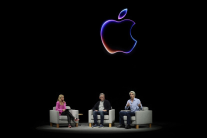 Craig Federighi (R), vicepresidente senior de ingeniería de software, responde a una pregunta de la moderadora, Justine Ezarik (iJustine) (L), una YouTuber estadounidense, mientras John Giannandrea (C), vicepresidente senior de aprendizaje automático y estrategia de IA.