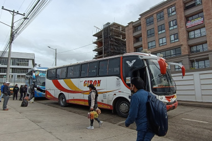 Carteles en rechazo a la construcción de la terminal se observan en inmuebles del barrio La Calera, en el sur de Cuenca.