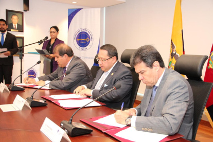 Firma. Álvaro Román, del Consejo de la Judicatura (izquierda); y Mauricio Torres, de la Contraloría General del Estado (centro).