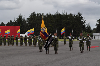 En la entrega de la insignia de mando  al coronel Edison Achig.