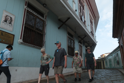 Viajeros. Unos turistas caminan en las calles de Las Peñas, en Guayaquil.