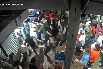 Captura de video del instante en el que la discusión terminó en golpes, según el video ya viralizado.