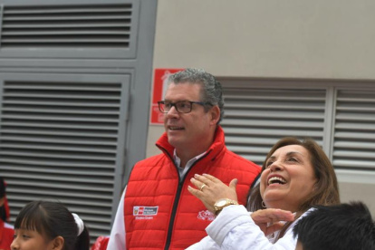 El ministro de Educación junto a la presidenta de Perú, Dina Boluarte.