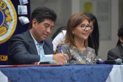 Lilia Yunda junto a su hermano, el exalcalde de Quito, Jorge Yunda.