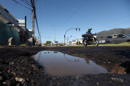 Una calle llena de baches en la avenida Galo Plaza dificulta el tránsito vehicular.