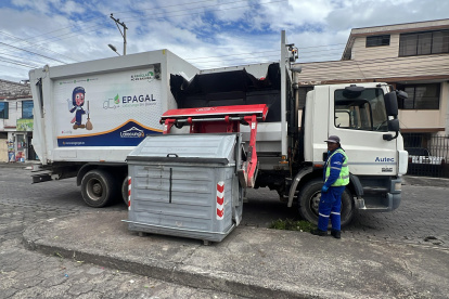 Los denominados ‘ecotachos’ se encuentran ubicados cerca del Mercado El Salto, lugar donde los comerciantes depositan los desechos comunes y orgánicos. 2. Traslado. La recolección de desechos se realiza en Latacunga sin una clasificación correcta, todo es trasladado al basurero municipal, donde es enterrado.