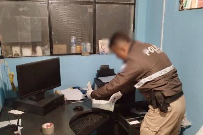 Operativo. Agente policial que realiza levantamiento de datos, en Quito.