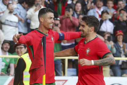 AVEIRO (PORTUGAL), 11/06/2024.- El delantero de la selección portuguesa Cristiano Ronaldo (i) celebra tras marcar el 2-0 durante el partido amistoso que los combinados nacionales de Portugal e Irlanda disputan este martes en Aveiro (Portugal). EFE/Carlos García