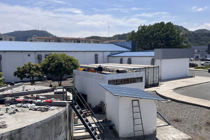En el patio del Laboratorio de Criminalística y Ciencias Forenses están los tres contenedores refrigerados de Medicina Legal.