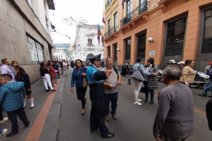 Los agentes metropolitanos dan indicaciones a los usuarios, ante el bloqueo del paso hacia la Plaza de la Independencia.