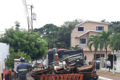 Interagua se encuentra en el kilómetro 21 de vía a la costa realizando reparaciones del acueducto.