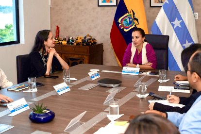 Encuentra. La ministra de Cultura (izquierda) junto con la prefecta del Guayas (derecha).