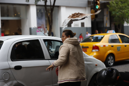 En las calles de Guayaquil se siente temperaturas más bajas a las habituales.