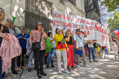 Plantón: Migrantes ecuatorianos protestando en exteriores de la embajada de Ecuador en Madrid.