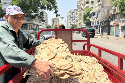 Guiza (Egipto). Un distribuidor de pan callejero espera a sus clientes.