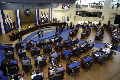 Diputados de la Asamblea Legislativa en sesión plenaria, en San Salvador.