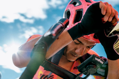 Richard Carapaz sufrió heridas en la boca tras una caída en la cuarta etapa.