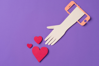 El obirting se manifiesta en las interacciones sociales de una relación que ya terminó.