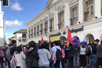 Los movimientos sociales se ubicaron en las afueras de la gobernación de Cotopaxi.