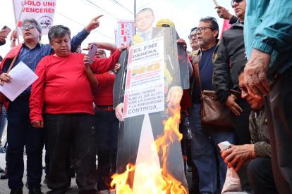 manifestantes quemaron un muñeco de cartón del presidente Daniel Noboa.