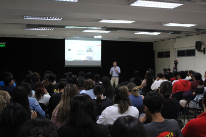 Charla. En la UCSG estudiantes recibieron charla sobre construcción de empresas saludables.