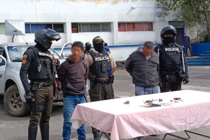 Detención. Dos personas estarían implicadas en el delito de robo.