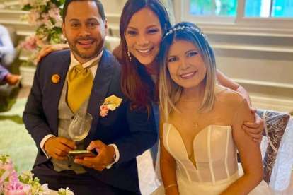Renata Matamoros con su esposo y María Sol Galarza.