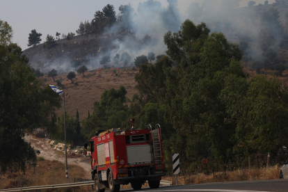 Los bomberos llegan para extinguir un incendio en la zona de Safad, al norte de Israel, el 12 de junio de 2024 provocado por cohetes disparados desde el Líbano.