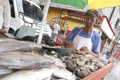 Vendedor. José Naranjo lleva 40 años vendiendo mariscos en carretilla.