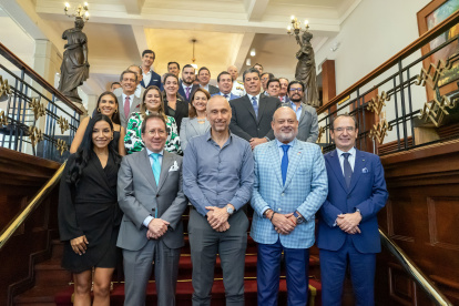 Acompañan al embajador, en la primera fila, Mariana Pastor, José Luis Iturralde, Guido Jalil y Juan Carlos Cassinelli.