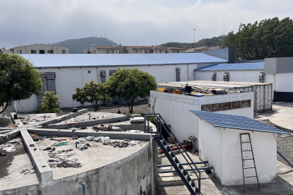 Los cadáveres que yacían en el contenedor que no refrigeraban fueron movidos al que supuestamente había sido reparado. El sector huele mal.