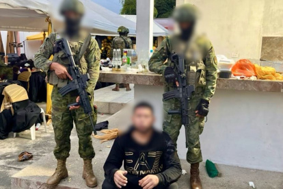 Fue aprehendido en El Empalme, durante un operativo militar en el que se incautó armas, municiones, alimentadoras, dinero en efectivo, entre otras cosas.