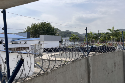 Cerco. El martes, personal del Servicio Nacional de Medicina Legal colocó una lona negra para que desde el frente de la dependencia no se vieran los contenedores.